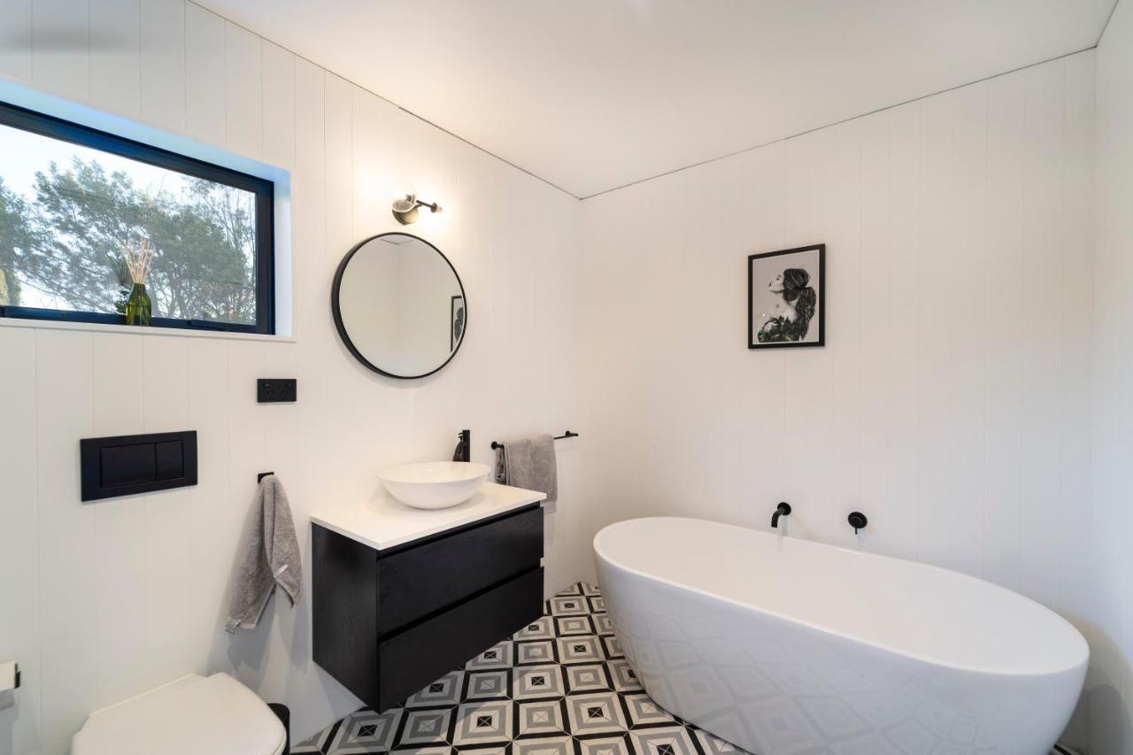 Black Barn Modern: Luxe Martinborough Escape Kültér fotó