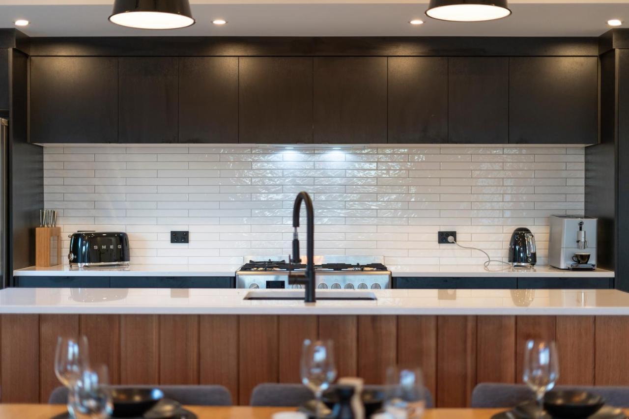 Black Barn Modern: Luxe Martinborough Escape Kültér fotó