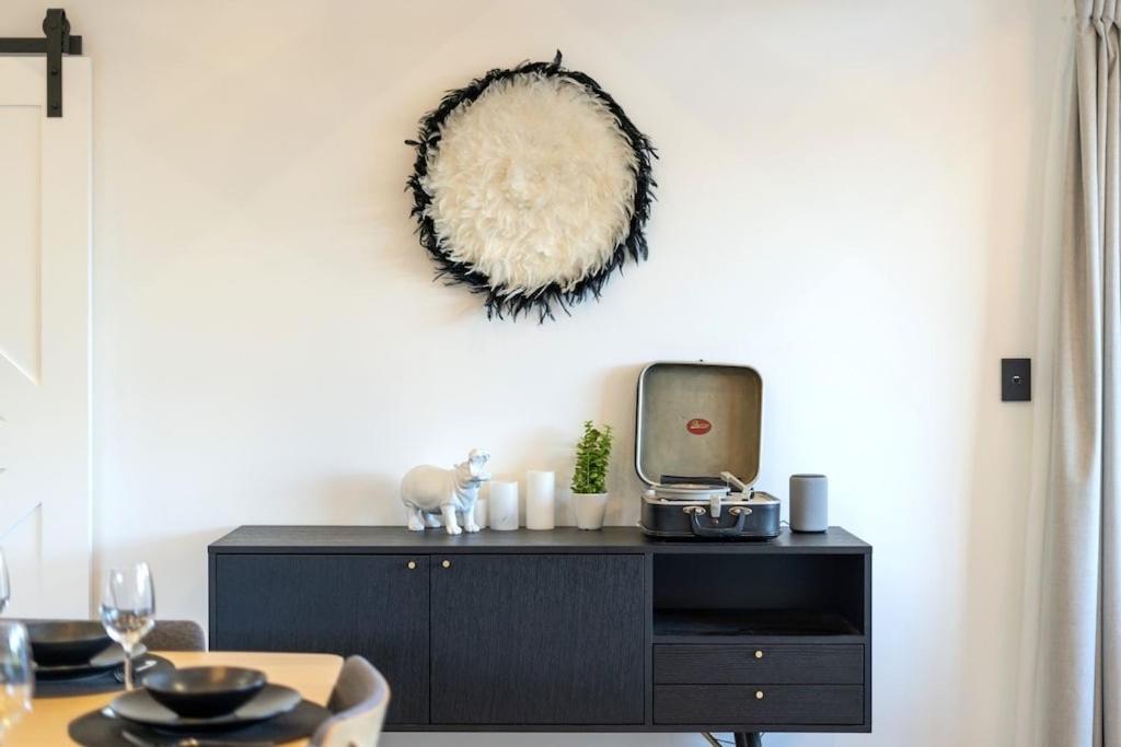 Black Barn Modern: Luxe Martinborough Escape Kültér fotó